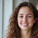 Retrato sonriente de Laura S., una mujer joven.