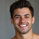 Retrato sonriente de Juan P., un hombre joven y atlético.