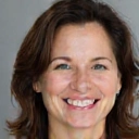 Retrato sonriente de María G., una mujer de mediana edad.