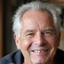 Retrato sonriente de Carlos R., un hombre mayor con un semblante saludable.